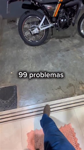 100K views · 2K reactions | Antes de gostar de motos velhas eu só tinha 99 problemas, agora tenho 100 problemas para cada moto 藍藍藍 #dt180 #yamaha #2t @desistencia2tempos | Dt180.83 | Facebook