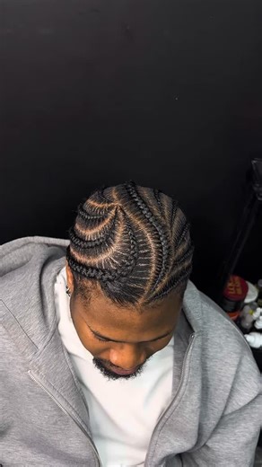 T’s Style on Instagram: "Freestyle braids hitting every angle 🔥 👀 Ready for your turn? Appointments are filling fast, come get your look 💕 Link in bio to book - - - #mtlhair #trending #braids #mtl #satisfying"