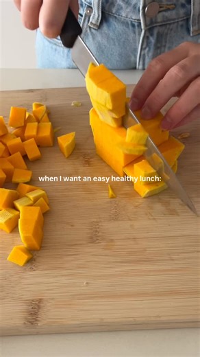 👇🏼If you want an easy healthy lunch, try my nourish bowls! Packed with nutrients, flavour and texture with the different layers 🌿 This has crunchy chickpeas, roast pumpkin, red onion, kale & pomegranate on a bed of hummus. Follow @tessbegg for more recipes✨ Serves 2 Chickpeas: 2 cups canned chickpeas (cooked), drained and rinsed Drizzle of olive oil 2 tsp garlic powder 1 tsp onion powder 2 tsp smoked paprika Pinch of salt and pepper Pumpkin: 500g butternut pumpkin, peeled and diced Drizzle of