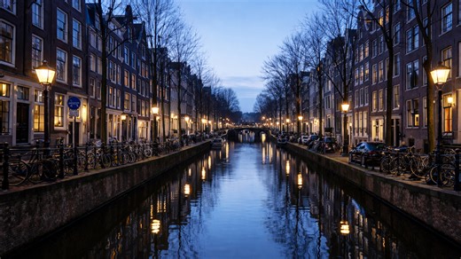 A peaceful night walk in the heart of the city