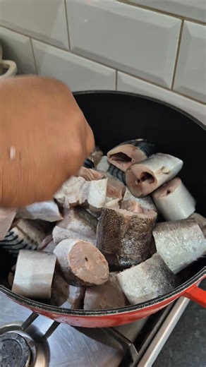 How to make the best fish stew/sauce with spinach - perfectly seasoned | Chinwe Uzoma Kitchen & Lifestyle