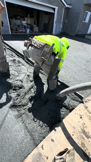 Tenía prisa y descargo el concreto en minutos