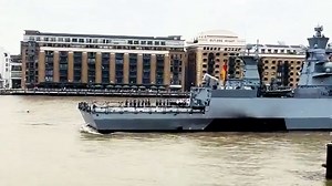 Deutsches Marineschiff irritiert beim Einlaufen in London