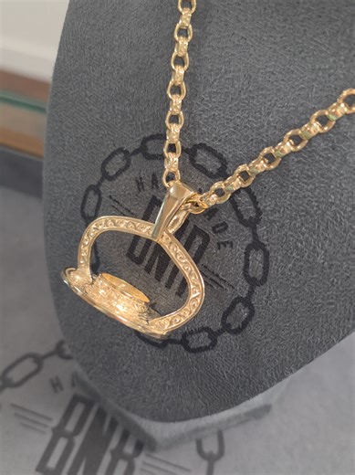 Dummy Pendant and Chain set✨️ (silver available) Can be purchased separately Pendant - 19.7g Small Double Belcher - 27.9g PAYMENT PLAN OPTION💳 POSTAGE AVAILABLE📦 Dm or see us in store today! 📍3 Long Lane, Blackheath, B65 0HT 📲07379045170 - 01217968898 Birmingham Assay Office Hallmarked✅️ Handmade at BNR, Jewellery Quarter Birmingham⛓️ #fyp #gold #ukbusiness #jewellery #pendant