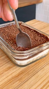 🍫 CHEESECAKE façon KINDER PINGUI - 520 calories pour toute la recette (à diviser par le nombre de parts que vous ferez)INGRÉDIENTS : ⁣-20 g de corn flakes émiettés 20 g de flocons d'avoine -15 ml de lait -150 skyr - 10 g miel (à doser selon les goûts) -30 g de chocolat noir - 5g de cacao amer 15/20ml d'eau 🥶 Une nuit au réfrigérateur 📚 Nos livres et appli pour faire ton rééquilibrage alimentaire 100% personnalisé sont dispo sur Amazon en tapant « mmmBook » | Les recettes saines et gourmandes 