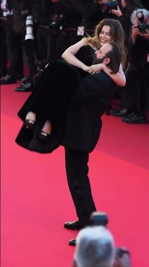 Laetitia Casta et Vincent Macaigne complices sur le tapis rouge du Festival de Cannes