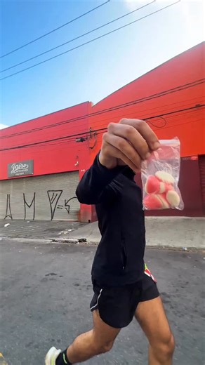 Caio Sant’Anna | Corrida • Dicas • Motivação on Instagram: "Manda pra salvar seus amigos corredores 🤟🏻 E obrigado @lindoyaverao por ter mandando essas garrafas que SALVAM nos treinos no calor! Além da mini garrafa tem uma de 900ml com bico de esporte que não troco por NADA!!! #Corridade5K #CorridaDe10K #Maratona #CorridaNoturna #dicasdecorrida #treinodecorrida #MotivaçãoCorrida #corridaderua #corredoresderua #corrida5k #comocorrer #musicacorrida #publi"