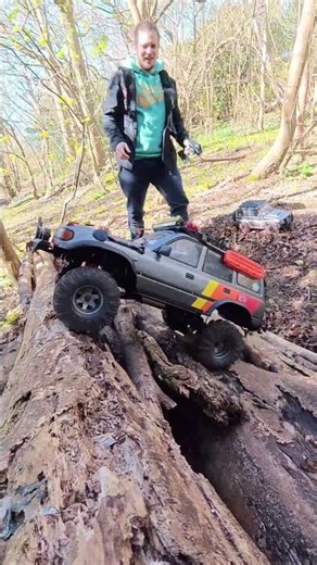 FCX10 going over logs and crashes