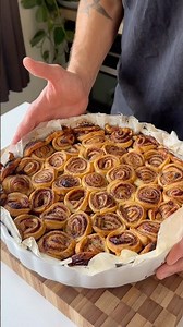 Cinnamon roll-style apple pie 🍁 #pie #cinnamon #recipe