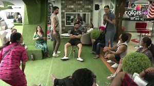 Not letting the challenge overpower her, Sara bravely completed the task she was asked for. aakhir kaar 'Jatti saadi zinda dil haegi aa, Kisi Kam to piche ni hatdi'. Sara knows what she has gone for in the BB house. We are so proud of her. Are you? . . . . #sarakehndi #sarainbb14 #BiggBoss #BB14 #BigBoss14 #BigBoss2020 #BigBoss #ColorsTv #SaraGurpal | Sara Gurpal