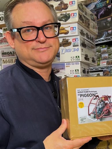 Discover the Maschinen Krieger Scout Pigeon Model Kit