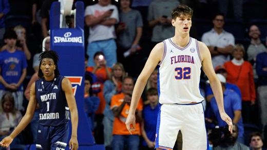 Gators fans go wild for tallest player in CBB history checking into game