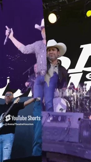 🎶 ¡Houston, prepárate para una noche inolvidable! 🎶 Bobby Pulido llega a Arena Theatre con su Puerta Grande Tour este viernes 28 de noviembre Estará acompañado por su padre, el gran Roberto Pulido ¡No faltes! 🎟 https://bit.ly/412C1Vg 🗓 Viernes 28 de Noviembre 📞 713-772-5900 #BobbyPulido #ArenaTheatre #HoustonConcerts | Arena Theatre
