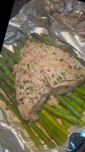 Tuna steak and aspargus foil packet. This was delicious! #tunasteak #foilpacket #easyrecipe #fish #dinneridea