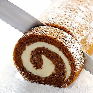 HOW TO MAKE A PUMPKIN ROLL: Who else loves these as much as I do?? They're easier to make than you might think, especially with my updated parchment paper method, and always SO delicious! RECIPE: http://www.gimmesomeoven.com/pumpkin-roll-recipe/ | Gimme Some Oven