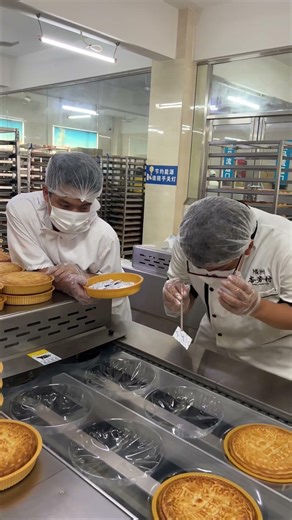 These mooncakes are so flaky they crumble easily, and they have a sweet and delicious flavor.#India