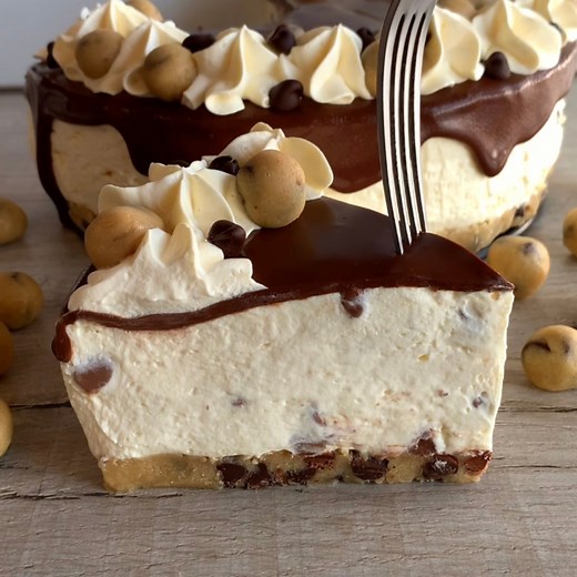 No Bake Cookie Dough Cheesecake 😍 This is cookie dough heaven in a cheesecake ❤ It has a no-bake cookie dough base and a delicious vanilla chocolate chip cheesecake filling, then it’s topped with chocolate ganache, whipped cream, cookie dough balls and chocolate chips! Sound on for full instructions Here’s what you’ll need Cookie dough: 110g Unsalted Butter 50g Granulated Sugar 100g Light brown sugar 30ml Milk 1 tsp Vanilla 160g Plain Flour, heat treated 1/2 tsp Salt 100g Chocolate chips Set as
