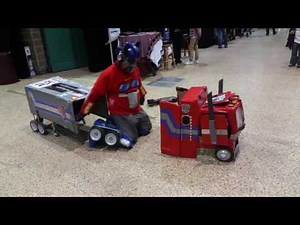 Optimus Prime transforming C4 Comic Con - 2