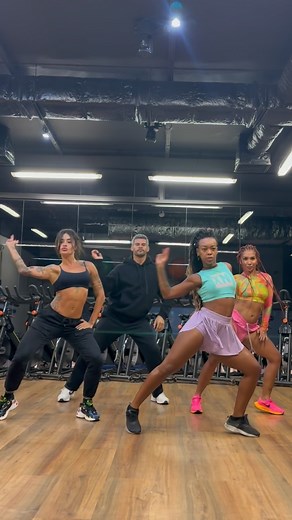 372K views · 4.4K reactions | sim, não poderiamos deixar de aprender essa coreo babadeira da @alinemaiadance com a música da @karolg  esse foi o resultado, perfeeeeeito! 殺 se vc tb quer aprender essa e muitas outras coreografias da minha xará, acessa a plataforma dela e faça parte de tudo isso! . @dandanfirmo @_tsoares  | Aline Campos | Facebook