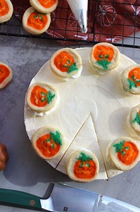 Pillsbury Sugar Cookie Cheesecake 🎃 The Cheesecake is an easy no bake filling and is out of this world 🤎 Find the full recipe on my website 🎃👻 https://thesqueakymixer.com/pillsbury-sugar-cookie-cheesecake/ | The Squeaky Mixer