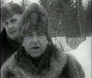 LE CURÉ LABELLE QUI SWING SÉRAPHIN DANS RIVIÈRE!!!... 😂😂😂😂😂 LE CURÉ LABELLE QUI SWING SÉRAPHIN DANS RIVIÈRE!!! Les pays d'en haut ! 1😂😂 21 MARS 1960 - Saison 04 - Scène Inédite(nb) Source ICI Radio-Canada | Les familles du Québec