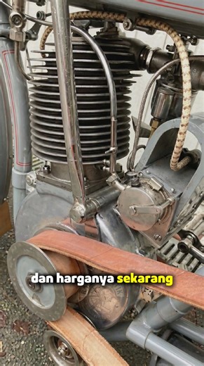 The Silent Gray Fellow. 🌪️ ​Harley-Davidson Model 6A (1910). 494cc, 4 HP, Magneto Ignition, 28-inch Wheels. ​Definisi classy yang gak lekang oleh waktu. Mbahnya Fat Boy lagi lewat, sungkem dulu Bro! 🙌 ​Tag temen lo yang mimpinya punya motor klasik! #MotorKlasikIndonesia #HarleyIndonesia #HDCI #AnakMotor #RestorasiMotor #MotorAntik #BikerIndonesia #SejarahOtomotif | Barangg Antikk