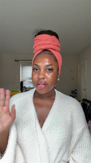 Satin/silk headwraps can be a moment too but only with the right hairstyle #headwraps #headwraplife #satinscarf #silkscarf #dealdrops