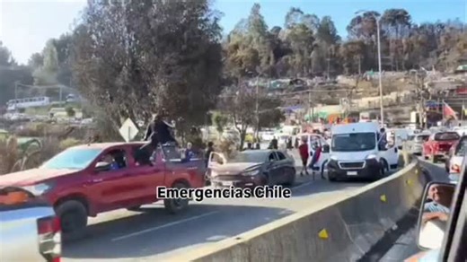 Ahora Biobío on Instagram: "🚨 VIOLENCIA EN MEDIO DE LA EMERGENCIA En Lirquén, y mientras la zona enfrenta una grave catástrofe por incendios que ha dejado a cientos de familias damnificadas, se registraron incidentes entre hinchas de Universidad de Chile y Colo Colo. Hechos lamentables que desvían el foco de lo verdaderamente urgente: 🤝 ayudar a quienes lo perdieron todo, 🚒 respaldar a los equipos de emergencia, y mantener la unidad en momentos críticos para el país. Que la solidaridad esté p