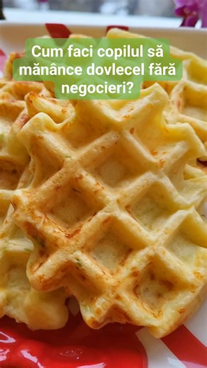 Gofre sărate cu dovlecel — moi în interior, ușor crocante la exterior și perfecte pentru un mic dejun sau o gustare rapidă 🧇💚 Simple, gustoase și iubite și de cei mici. Tu le-ai mânca simple sau cu un sos de iaurt alături? Ingrediente: 1 dovlecel mediu, 1 ou, 3 linguri smântână, 5 linguri făină 30 g cașcaval ras, ½ linguriță praf de copt, sare după gust Mod de preparare: Rade dovlecelul pe răzătoarea mică. Stoarce foarte bine zeama (important ca să iasă crocante). Amestecă dovlecelul cu oul si