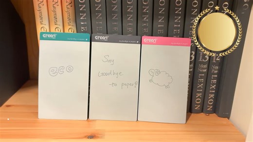 📘 紙張科技化再進化！你的生活筆記，從今天開始更聰明。 全新 【Green Board｜7.2吋磁性電紙板】 台灣設計 × 台灣製造，用最新奈米級磁粉技術打造出「像紙一樣好寫」的書寫體驗。 輕輕一寫就成字、筆尾一擦就乾淨，還支援「局部擦拭」——手滑也不怕重來。 ✨ 為什麼你一定要試試看？ ✔ 超擬真紙感書寫，完全不像在用電子產品 ✔ 零耗材：不用紙、不用墨、不用粉筆 ✔ 磁吸背板：冰箱、鐵櫃、辦公桌側邊一貼就用 ✔ 家庭留言、待辦清單、工作筆記一次滿足 ✔ MIT品質，耐用、環保又省錢 放在家裡，是全家共享的留言板 放在辦公室，是你的任務清單 放給孩子，是無限重複使用的塗鴉小天地 📌 讓生活更簡單，也更有科技感。 寫、貼、擦，一塊板就夠。 -------------------------------------- 🤩購買點這裡 MT7標準書寫組▶▶https://bit.ly/MT7-pen MT7進階收納組▶▶https://bit.ly/MT7-case #GreenBoard #磁性電紙板 #無紙化書寫 #台灣製造 #環保筆記 #冰箱留言板 #辦公室必備 #生活科技 #無