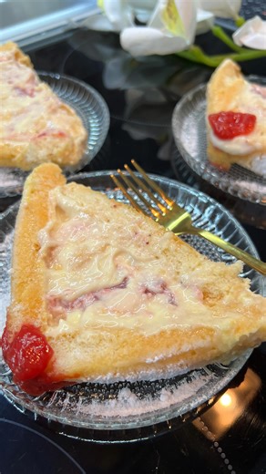 Dolce cremoso di Natale 🎄 Ricetta 👉https://youtu.be/rmdR_Cdpp-8?si=yKOBhMCvs8gULz-q Gli ingredienti 400ml latte , 45 gr budino di vaniglia , 3 cucchiai zucchero 150gr fragole , 30 ml acqua , 1 cucchiaio zucchero , 1 amido di mais 100ml panna montata 300gr biscotti savoiardi 200ml succo di frutta Iscriviti al canale per altre ricette Follow @riccettefatteincasa #dolce #dolcesenzacottura #ricette #ricettefacili #ricetteveloci #dolce #ricettefatteincasa #biscotti #dolci #torta #ricetteitaliane #t