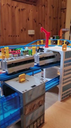 大家好，歡迎來到頻道！今天要跟大家介紹的是 Plarail 系列 400 山形新幹線「翼號（Tsubasa）」。400 系新幹線以紅色與銀色的流線外型聞名，主要行駛於東京與山形之間。 #plarail