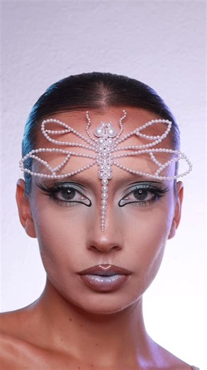 Héloïse Ravon on Instagram: "Insect makeup • Fard palette prolog @glitchbeauty • • #makeup#makeuplooks#makeupideas#makeuptutorial"