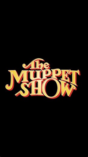 A Sah te Indica 💡 on Instagram: "O "The Muppet Show" completa 50 anos como um dos maiores ícones da televisão. Criado por Jim Henson para divertir todos os públicos, o programa estreou em 1976 com um formato inovador de show de variedades, unindo humor ácido, números musicais e personagens inesquecíveis como Kermit e Miss Piggy. Para celebrar esse marco em 2026, um especial inédito com Sabrina Carpenter resgata o caos clássico dos bastidores, misturando o pop atual com a nostalgia dos bonecos.