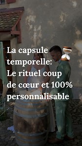 Explications de la capsule temporelle 👇 Pendant la cérémonie, le couple dépose ensemble des objets symboliques (voir liste d’idées ci-dessous) dans un coffre avant de le sceller à coups de marteau 🔨 Pour rendre ce moment plus participatif, quelques proches peuvent également y glisser des lettres, photos ou dessins, par exemple 💌 Ce coffre restera fermé jusqu’au moment choisi: les noces de bois (5 ans de mariage) par exemple… Ce jour-là, les marié-e-s l’ouvriront, découvriront ces messages et 