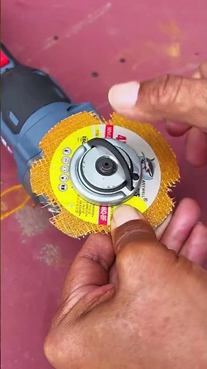 New tool-free self-locking pressure plate for angle grinders