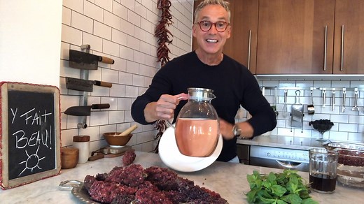 Le sumac vinaigrier est un arbuste indigène au Québec. Il en pousse partout! Avec ses cocottes vous pouvez faire une limonade très désaltérante qu'on appelle limonade du pays. Merci François! 2 litres d’eau 3 à 5 cocotte de sumac vinaigrier Sucrer au goût avec soit du sirop d’érable, du miel ou du sucre Quelques feuilles de menthe Glaçons Francois Longpre | Signé Gourmand