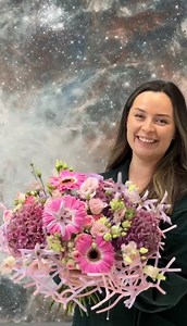 Flower to flower Elizabeth Newcombe creates perfection!😍Amazing bouquet what brings the sweetest feelings up! The Baroness Bloom knows how create a perfect Flower Fusion design, both artistic and commercial!🌸 Enjoy Lizzie’s debut on Flower Circus Show and get tons of ideas, inspiration and useful tips. Check out our YouTube to watch - https://bit.ly/4gi64iD (clickable link in a bio) 🌸Flowers by: Lugt Lisianthus, Florein Gerbera’s, Sprayroses by de Opstal #floralfusion #flowershow #flowerdemon