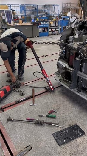 Pull the front panel of Toyota Veloz.