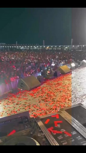 A cidade de Benguela viveu uma noite memorável com a atuação da dupla Gelado de Múcua, que levou ao público muita música, talento e energia contagiante. O espetáculo fez parte das comemorações dos 50 anos de independência de Angola 🇦🇴, reunindo fãs e amantes da boa música nacional. 📹 Confira o vídeo completo! | XB LABEL