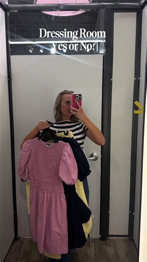 Choosing Between Light Blue and Dark Colors for Your Outfit