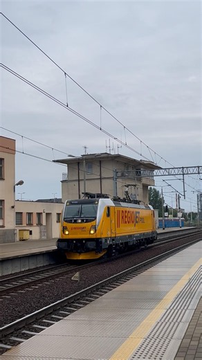 Lokomotywa Traxx RegioJet przejeżdża luzem przez stację Leszno.