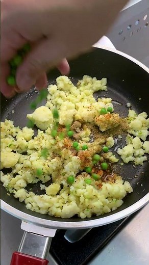 Pea Potato Samosas: Crispy, Flaky, and Full of Flavor! 🥔🌿🥟