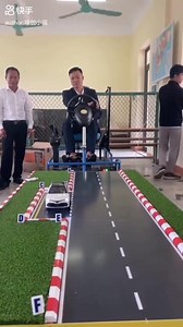 Bên Trung đã áp dụng lái xe mô phỏng bằng sa bàn và xe điều khiển mini. Mình thấy cách này rất hay, dễ hình dung và thực tế hơn nhiều. Hy vọng VN sớm phát triển kiểu lái xe mô phỏng này. | Cafeauto Vietnam