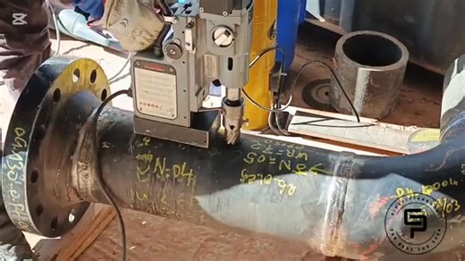 🔩✨ OLET CONNECTION – THE SMART BRANCH IN PIPING SYSTEMS في عالم الأنابيب، لما تحتاج تعمل فرع (Branch Connection) من الأنبوب الرئيسي، هنا يجي الدور الذكي لقطعة صغيرة اسمها OLET 👇 --- 🧠 ما هو الـ Olet؟ هو وصلة فرعية معزَّزة (Integrally Reinforced Branch Outlet) تُركَّب على الأنبوب الرئيسي (Run Pipe) لإخراج فرع بزاوية 90° أو 45° دون الحاجة إلى Repad خارجي. يُصنَّع طبقًا للمواصفة العالمية MSS-SP-97 لضمان مقاومة الإجهاد والتسريب عند نقطة التفرع. --- ⚙️ أنواع الـ Olet حسب الاستخدام: النوع نوع اللحا