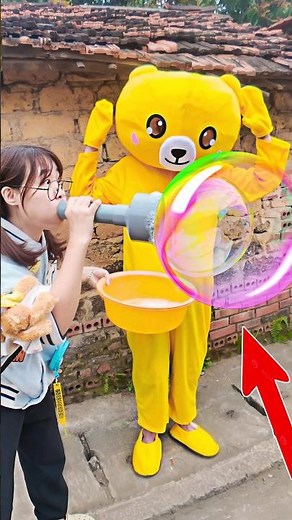 Hà Sam Giúp Đỡ Gấu Vàng Làm Thổi Bong Bóng Xà Phòng Siêu To - Gấu Vàng Cute Phần 2 #shorts