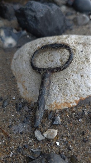 Keyed Mudlarking the River Thames #mudlarking #metaldetecting #treasure #river #beachcombing