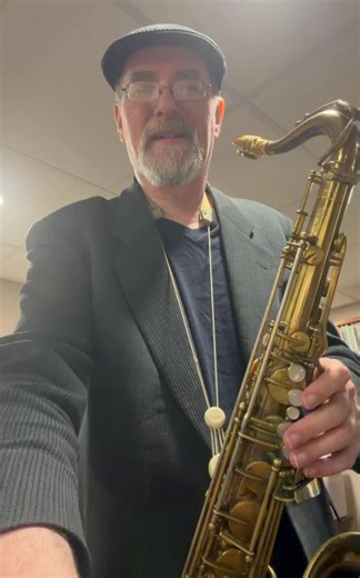 Saxophonist Greg Fishman shows you a concept that he calls evolving sequence. In this video lesson, I show your concept that I call “evolving sequence.” In this video lesson, I play a descending idea over a 251 in my key of G. I’m basically highlighting the 3rds of each of the chords: Over Ami7 play: CBAG Over D7 play: F#EDC Over Gma7 play: B This line above is very basic, but it gets the musical point of hitting the changes across to the listener. This is where I sometimes use another one of my
