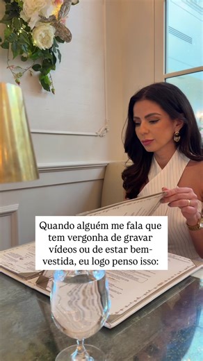 “Karen, fico com vergonha de gravar conteúdos, o que vão falar de mim? Vão dizer que quero ser blogueira.” “E se eu chegar tão bem vestida assim, o que vão pensar.” “Fico com medo de ser elegante demais, por isso prefiro ir simples.” “Criticaram a minha roupa, por isso não usei mais.” Sabe o que todos esses pensamentos fazem com você? Te paralisam e impedem os seus resultados. Mais do que isso, impedem que você seja um instrumento de transformação e mudança na vida de outras pessoas. Estamos per