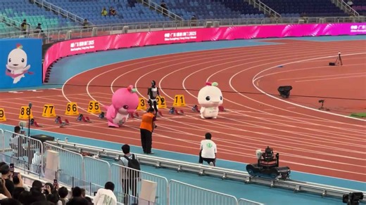 Mascots have hilarious 100 metre race with a robot in China